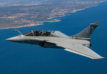 У Франції в листопаді почнуть навчати українських пілотів на Rafale Двомісний винищувач Dassault Rafale летить над морем уздовж узбережжя