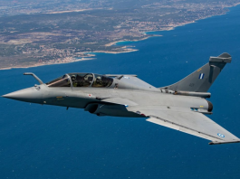 У Франції в листопаді почнуть навчати українських пілотів на Rafale Двомісний винищувач Dassault Rafale летить над морем уздовж узбережжя
