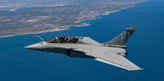 Двомісний винищувач Dassault Rafale летить над морем уздовж узбережжя
