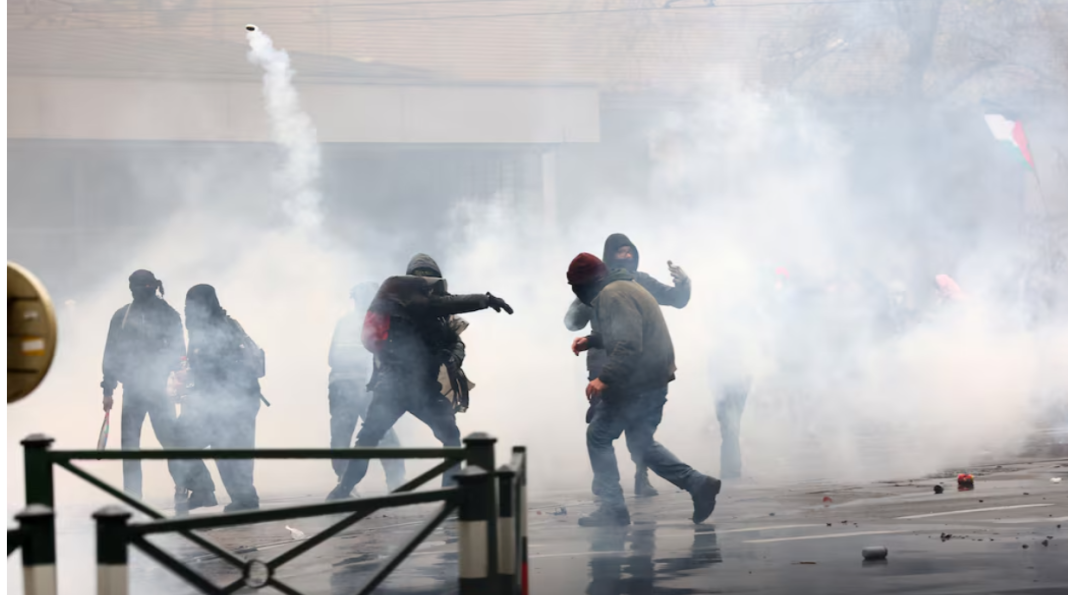 Demonstrators during clashes in Brussels on 9 October 2026, against the backdrop of a nationwide strike against budget cuts.