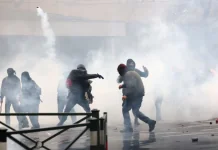 У Брюсселі сутички, підпали та затримання: 30 тисяч людей вийшли на протест Демонстранти під час сутичок у Брюсселі 9 жовтня 2026 року на тлі загальнонаціонального страйку проти бюджетних скорочень.