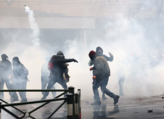 У Брюсселі сутички, підпали та затримання: 30 тисяч людей вийшли на протест Демонстранти під час сутичок у Брюсселі 9 жовтня 2026 року на тлі загальнонаціонального страйку проти бюджетних скорочень.