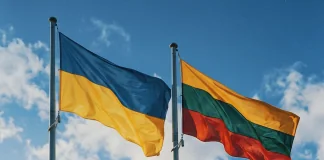 Балтійські країни закликали ЄС заборонити транзит російського зерна Прапори України та Литви майорять на флагштоках