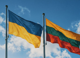 Прапори України та Литви майорять на флагштоках
