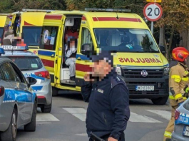 У Польщі закрили 59 шкіл після нападів із ножами: що відомо про «криваву п’ятницю» Поліцейські автомобілі, карети швидкої допомоги та рятувальник на місці надзвичайної події в Польщі