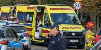 У Польщі закрили 59 шкіл після нападів із ножами: що відомо про «криваву п’ятницю» Поліцейські автомобілі, карети швидкої допомоги та рятувальник на місці надзвичайної події в Польщі