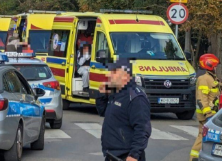 59 schools have been closed in Poland following knife attacks: what is known about «Bloody Friday» Police cars, ambulances and a rescue worker at the scene of an emergency in Poland