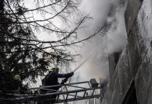 Росія вдарила по медзакладу в Харкові: постраждали п’ятеро людей Рятувальники ДСНС гасять пожежу в пошкодженій будівлі за допомогою пожежного ствола з автодрабини.