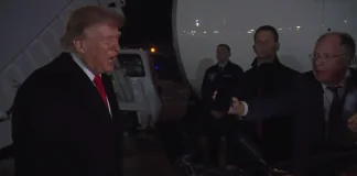 Трамп вимагає виборів в Україні: Путін, за його словами, «дуже хоче миру» Дональд Трамп відповідає на запитання журналістів біля президентського літака після повернення з поїздки до Теннессі.
