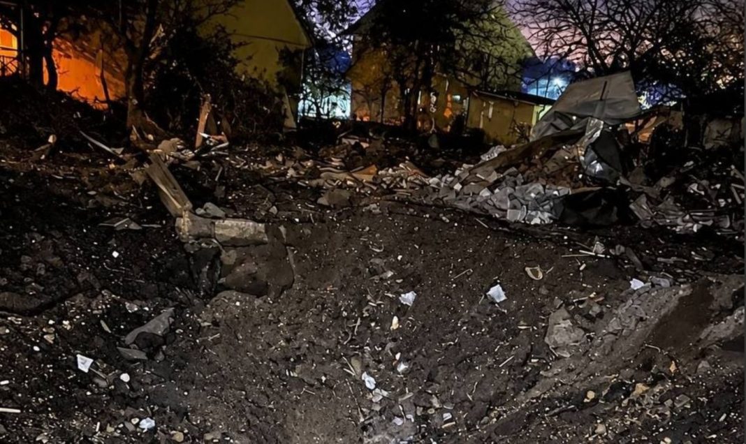 Вирва після удару балістикою в Києві