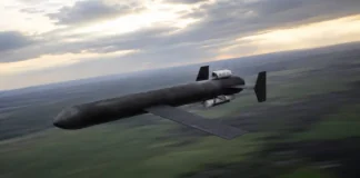 Росія готує «Герань-6» із бойовою частиною до 600 кг Ілюстрація російського реактивного ударного безпілотника в польоті