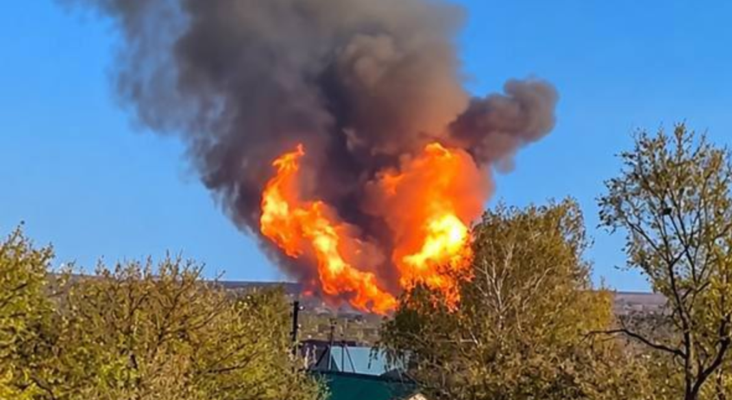 Вибух магістрального газопроводу Величезний стовп полум'я та чорного диму після повідомлень про вибух магістрального газопроводу в Пензенській області РФ