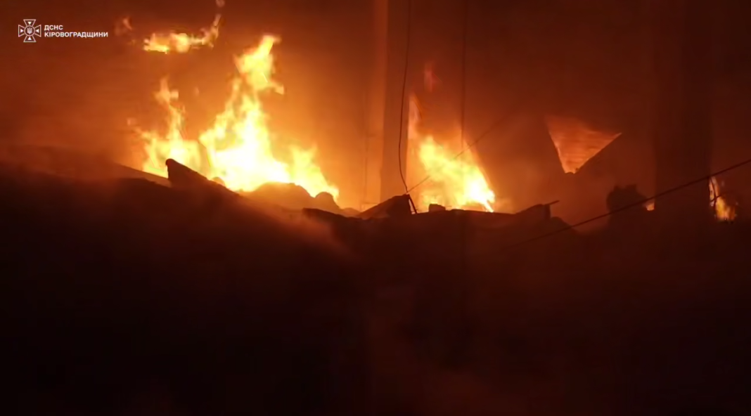 Масштабна пожежа після російської атаки безпілотників на Кіровоградщину в ніч проти 15 жовтня 2026 року.