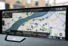В Україні створили навігатор, який працює без GPS навіть під час повітряних Екран автомобільного навігатора з картою доріг, позначками маршруту та інформацією про напрямок руху.