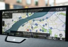 В Україні створили навігатор, який працює без GPS навіть під час повітряних Екран автомобільного навігатора з картою доріг, позначками маршруту та інформацією про напрямок руху.