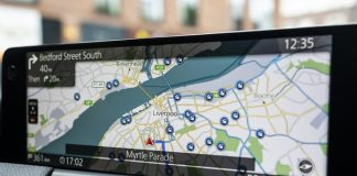 В Україні створили навігатор, який працює без GPS навіть під час повітряних Екран автомобільного навігатора з картою доріг, позначками маршруту та інформацією про напрямок руху.