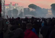 Протести в Албанії: у сутичках у Тирані постраждали 89 людей Натовп протестувальників на вулиці, де поліція застосовує водомет