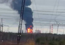 Дрони атакували завод «Газпрому» у Сургуті Дим над промисловою територією на тлі ліній електропередач після повідомлень про атаку дронів у Сургутському районі.