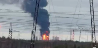 Дрони атакували завод «Газпрому» у Сургуті Дим над промисловою територією на тлі ліній електропередач після повідомлень про атаку дронів у Сургутському районі.