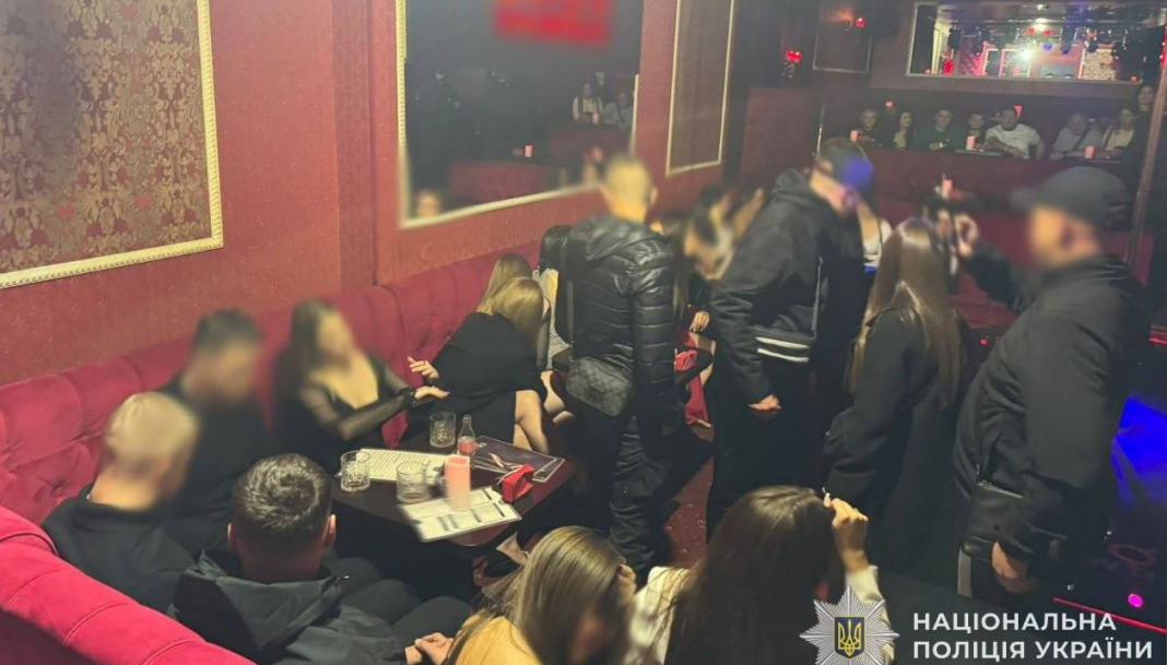 Police are carrying out searches at a nightclub in Lviv, where they are investigating fraud and the theft of money from visitors’ bank cards.