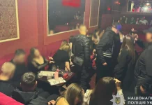 У Львові відвідувачі нічних клубів втратили майже 3,15 млн грн Поліцейські проводять обшуки в нічному розважальному закладі Львова, де розслідують шахрайство та викрадення грошей із банківських карток відвідувачів.