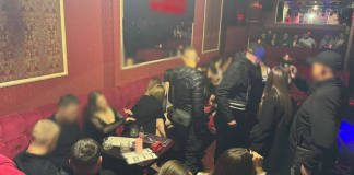 Поліцейські проводять обшуки в нічному розважальному закладі Львова, де розслідують шахрайство та викрадення грошей із банківських карток відвідувачів.