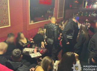 Поліцейські проводять обшуки в нічному розважальному закладі Львова, де розслідують шахрайство та викрадення грошей із банківських карток відвідувачів.