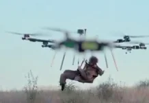 ЗСУ здійснили першу в світі евакуацію пораненого повітряним дроном Важкий гексакоптер транспортує людину