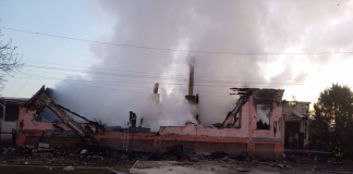 Зруйнована пожежею будівля в Ізюмі на Харківщині після російської атаки безпілотниками 20 жовтня 2026 року, рятувальники працюють серед руїн.