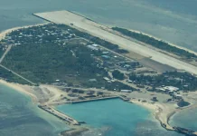 Китай заявив про прохід USS Charleston біля мілини Сабіна Аерофото невеликого острова зі злітно-посадковою смугою серед моря