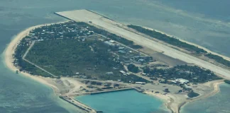 Китай заявив про прохід USS Charleston біля мілини Сабіна Аерофото невеликого острова зі злітно-посадковою смугою серед моря