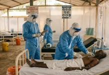 Ебола дісталася ще однієї країни: понад 4600 загиблих Медичні працівники в захисних костюмах під час заходів із протидії поширенню вірусу Ебола в Африці.