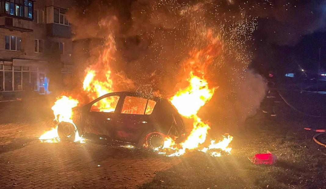 Автомобіль охоплений сильним полум'ям після атаки на Київ