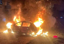 21 ракета по Києву після переговорів: Зеленський повідомив про жертви Автомобіль охоплений сильним полум'ям після атаки на Київ