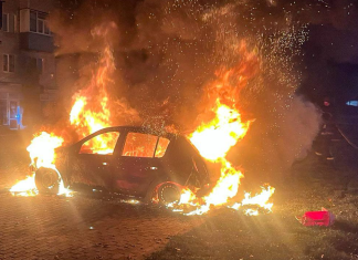 21 ракета по Києву після переговорів: Зеленський повідомив про жертви Автомобіль охоплений сильним полум'ям після атаки на Київ