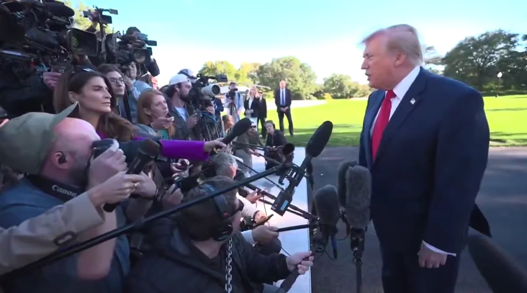Дональд Трамп спілкується з журналістами біля Білого дому