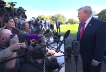 Дональд Трамп спілкується з журналістами біля Білого дому