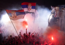 Перед виборами в Сербії зросли повідомлення про тиск на критиків влади Натовп із сербськими прапорами та запаленими фаєрами