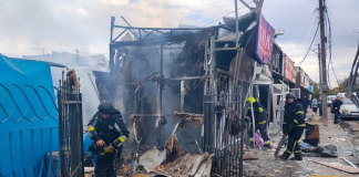 Росія вдарила ракетою по ринку в Лозовій: двоє загиблих і 34 постраждалих Рятувальники ДСНС працюють серед зруйнованих і обгорілих торговельних павільйонів після російського ракетного удару по ринку в Лозовій.