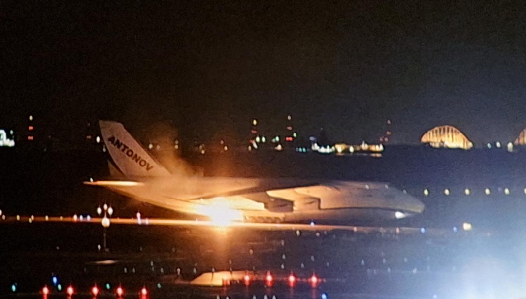 An-124 «Ruslan» A Ukrainian An-124 «Ruslan» transport aircraft operated by Antonov Airlines during a night-time landing at Chubu Airport in Japan