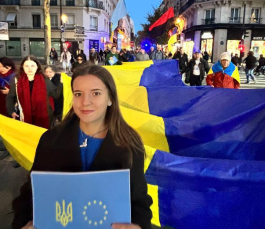 Українці вийшли на вулиці Парижа: до чого закликали Європу Українські та французькі активісти під час вечірньої ходи в Парижі несуть великі прапори України та плакат із символікою України і Євросоюзу.