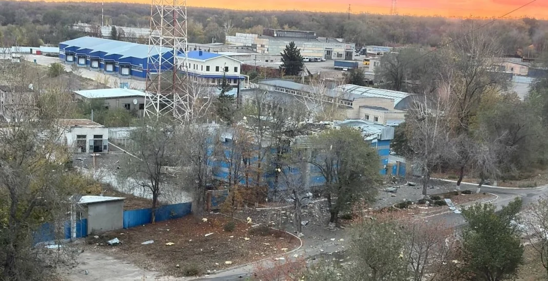 Пошкоджені будівлі та уламки на території промислового комплексу "Маршал"
