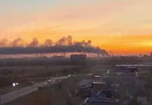 Густий чорний дим здіймається над промисловою зоною російського Тольятті на тлі світанку після повідомлень про атаку безпілотників 24 жовтня 2026 року.