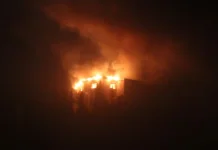 Історична будівля Кельштайнгаус у Німеччині охоплена сильним полум'ям під час нічної пожежі