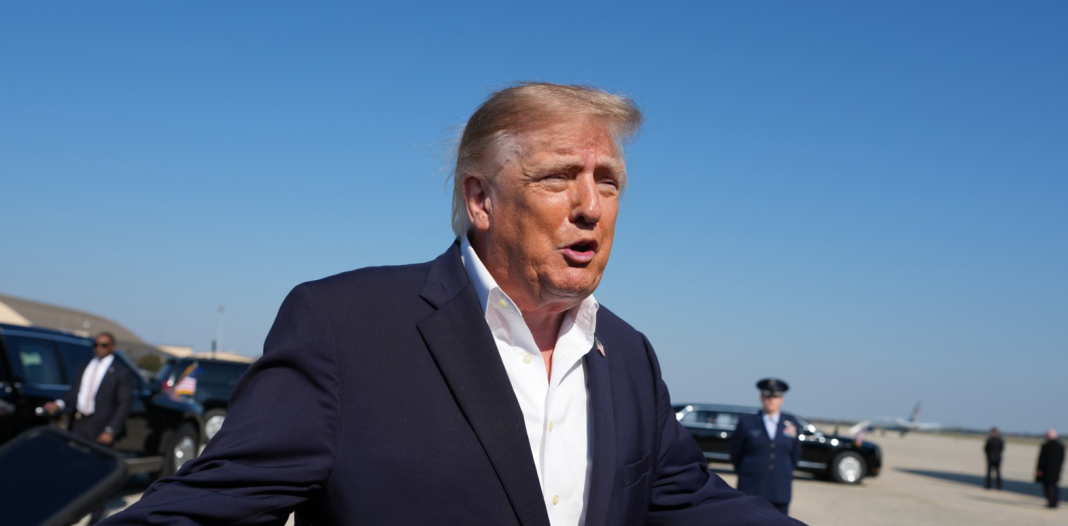 Президент США Дональд Трамп спілкується з журналістами на летовищі