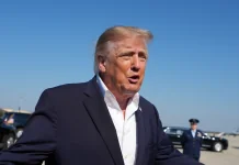 Трамп звинуватив Fox News у допомозі демократам Президент США Дональд Трамп спілкується з журналістами на летовищі