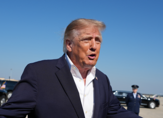 Президент США Дональд Трамп спілкується з журналістами на летовищі
