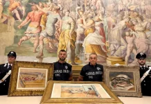 Четверо італійських карабінерів демонструють три повернуті мистецькі роботи в декоративних рамах