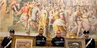 Четверо італійських карабінерів демонструють три повернуті мистецькі роботи в декоративних рамах