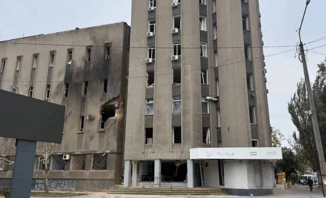Пошкоджена багатоповерхова будівля Пошкоджена багатоповерхова будівля з вибитими вікнами, слідами пожежі та зруйнованою частиною фасаду.